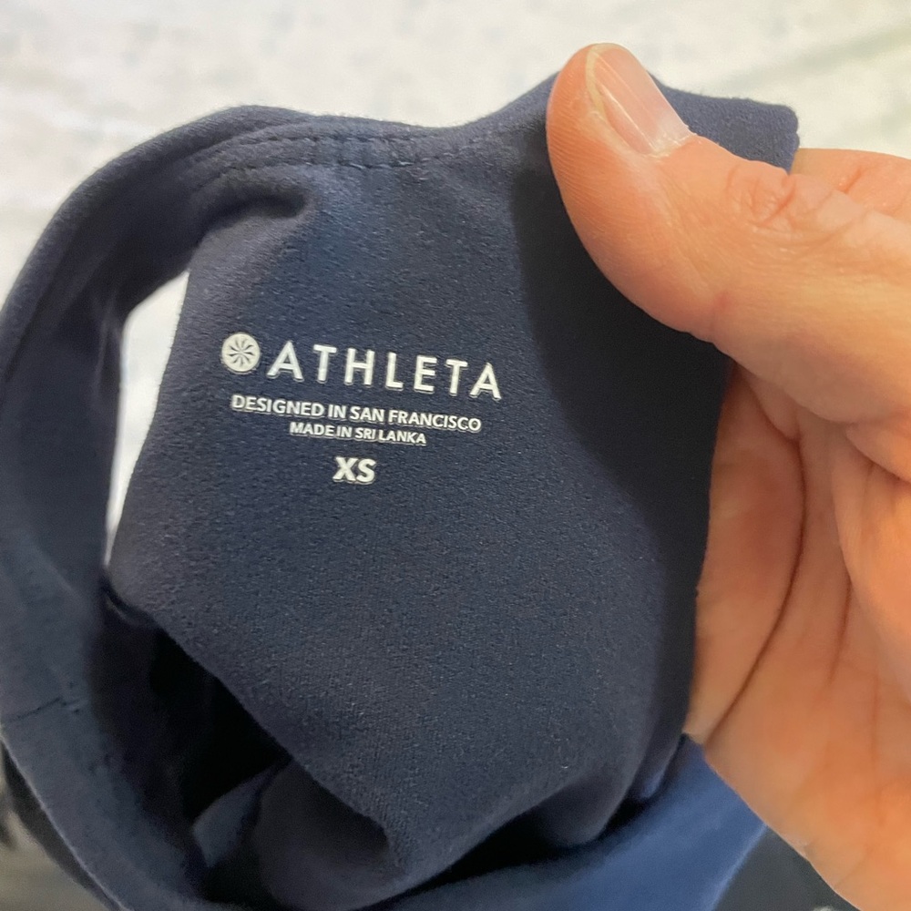 FOUR Athleta Conscious Crop Tops - Picture 4 of 6